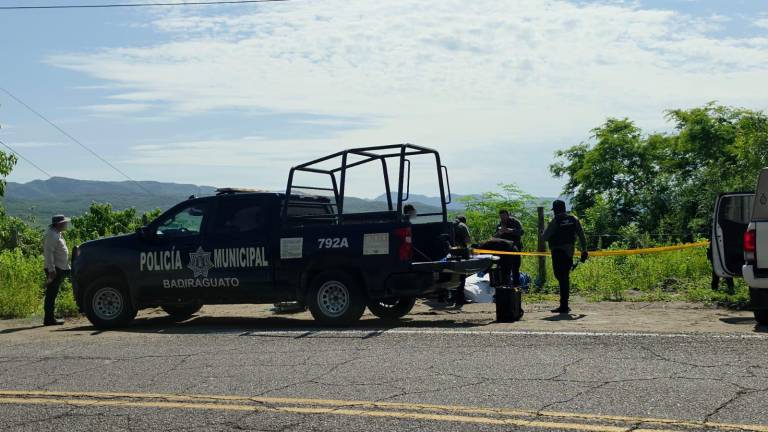 Autoridades resguardan la escena tras el hallazgo de dos hombres sin vida en la carretera Badiraguato a Surutato.