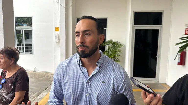 Martín Gallardo Noriega detalló que, además de la basura acumulada, el nivel de la marea influyó en el desfogue del agua