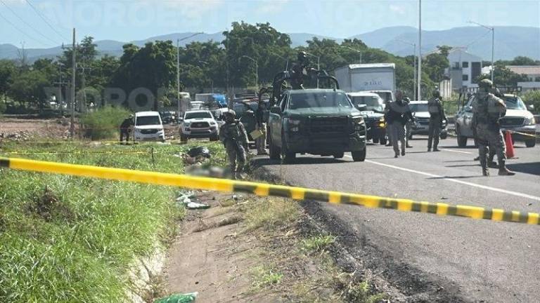 Autoridades federales resguardan la zona donde fue hallado un hombre sin vida al sur de Culiacán.