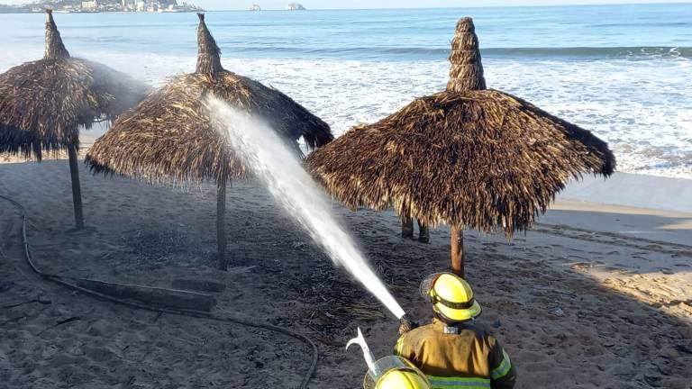 Le prenden fuego a palapas en playa de Mazatlán
