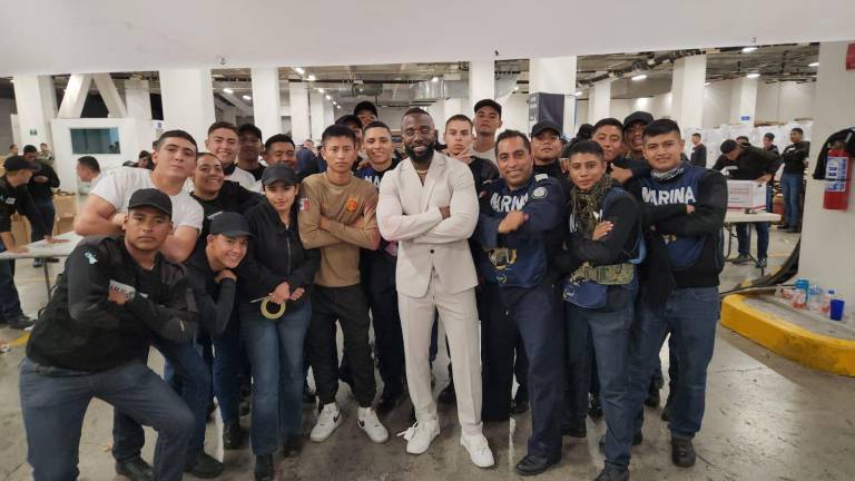 Randy Arozarena posa con el personal que labora en el centro de acopio.