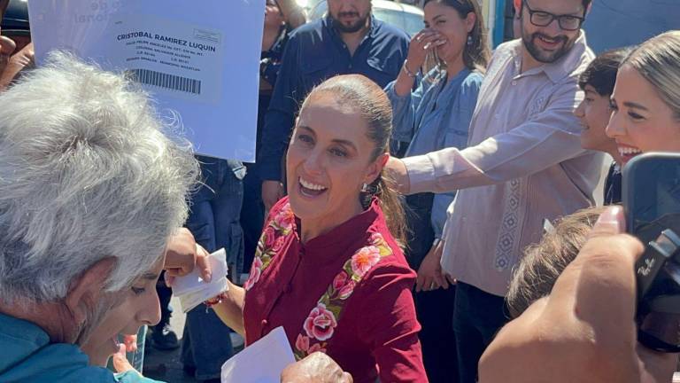 Claudia Sheinbaum es abordada al llegar a la cancha Germán Evers.