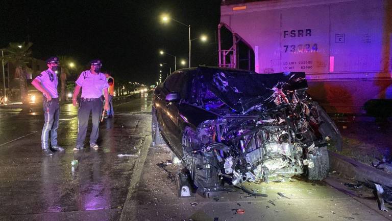 Choca camioneta contra el tren en Culiacán y dos mujeres resultan heridas
