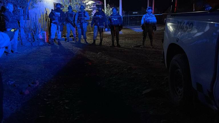 Policías resguardaron la escena del ataque en la colonia El Mirador, al norte de Culiacán. La noche.