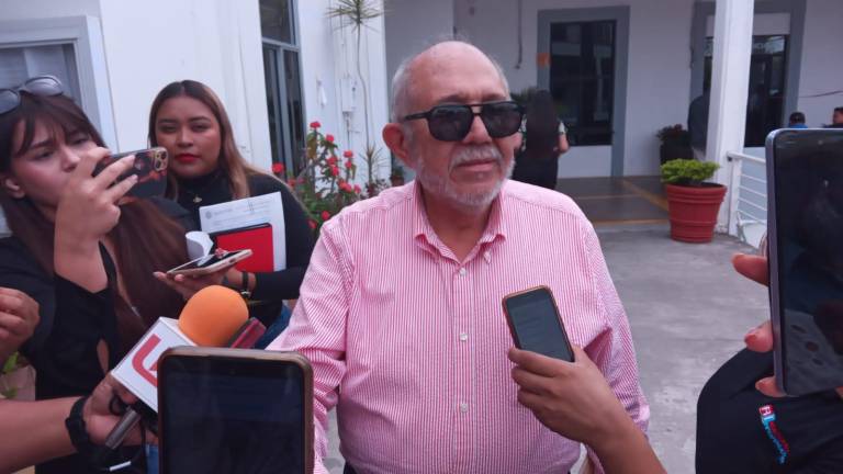 Reaparece ‘El Químico’ en el Ayuntamiento; ‘Voy por el Gobernador y el Alcalde’, advierte