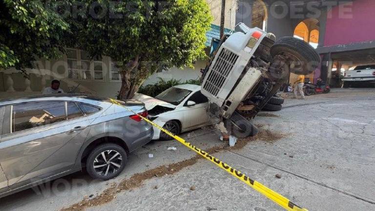 Un camión de volteo se volcó en el Centro de Mazatlán y dejó cuatro vehículos dañados.