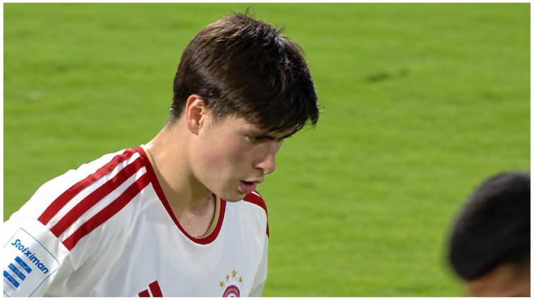 Armando ‘Hormiga’ González saltó al campo desde el banquillo antes del descanso.