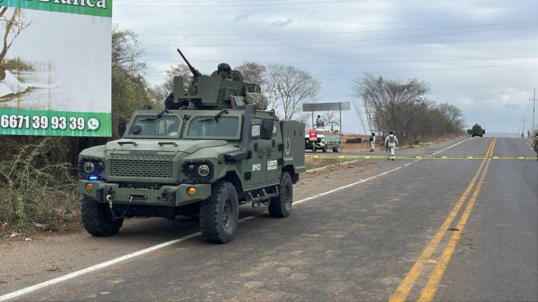 Personal militar atendiendo un hecho violento ocurrido en una de las salidas de Culiacán.