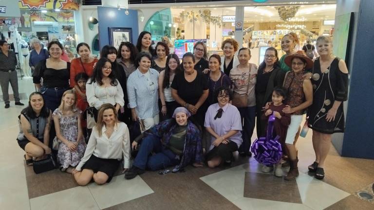 Artistas participantes de la exposición colectiva Sentir Dentro, realizada en La Gran Plaza Mazatlán se toman la fotografía del recuerdo.