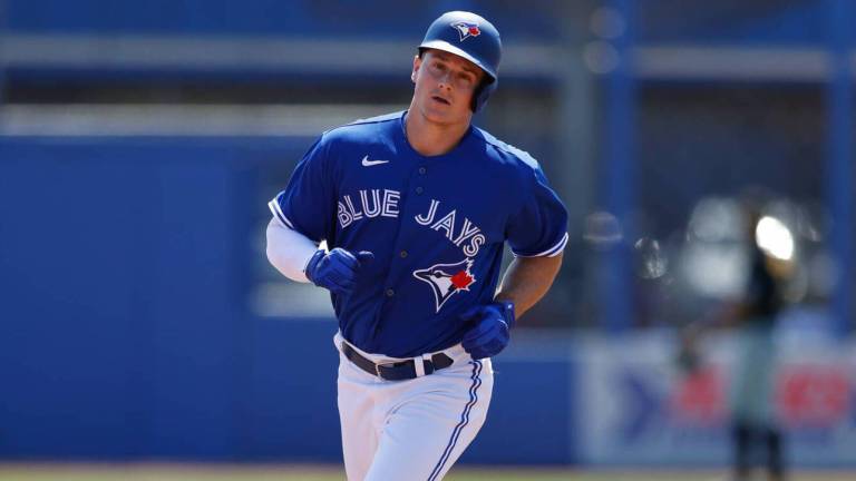 Matt Chapman firmó por una extensión de dos temporadas con Azulejos de Toronto.