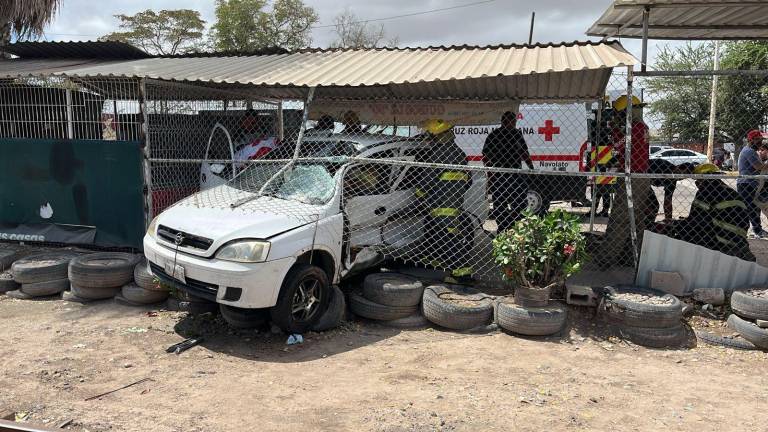 Una pareja de adultos mayores resultó con lesiones de consideración tras un aparatoso accidente registrado la mañana de este domingo sobre la carretera “La 50”, Navolato.