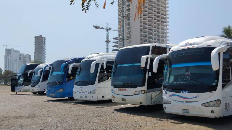 La llegada de autobuses turísticos a Mazatlán se mantiene baja tras el Carnaval, situación que preocupa a prestadores de servicios del puerto.