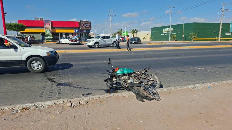 Paramédicos de Cruz Roja trasladaron al motociclista a un hospital tras el fuerte choque registrado al sector poniente de Los Mochis.