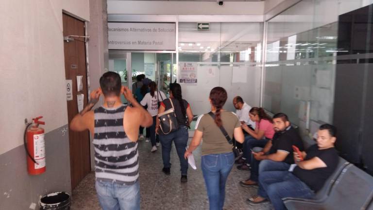 Familiares de personas desaparecidas en Durango se reúnen con personal de la Fiscalía de Sinaloa.