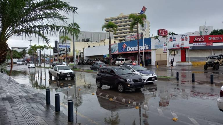 La Zona Dorada registra encharcamientos esta mañana.