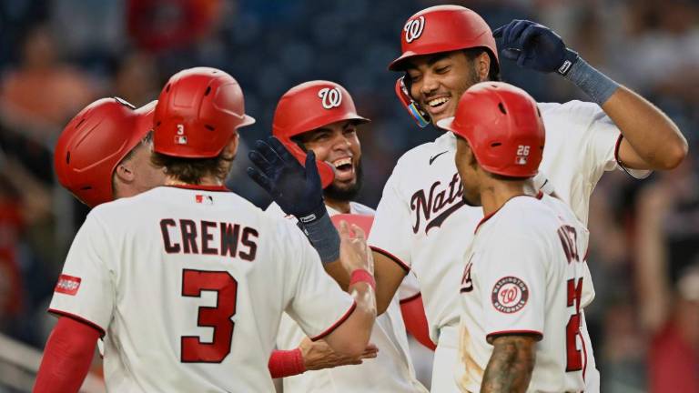 James Wood celebra su grand slam ante los Astros.