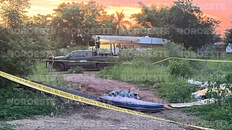 La persona envuelta en una cobija se encontraba en una zona enmontada de la Colonia Los Cerritos, en Culiacán.