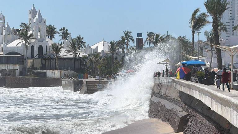 Las zonas con mayores afectaciones es la Avenida del Mar, donde el agua golpea los muros del malecón y alcanza algunos establecimientos ubicados frente a la costa.