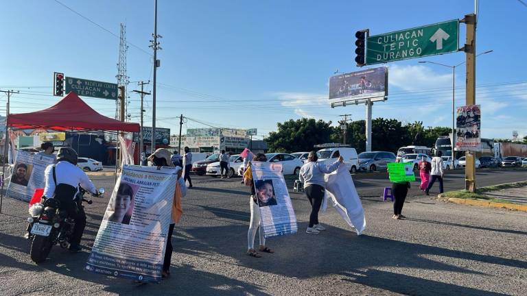 Madres buscadoras protestaron en el crucero frente al ISSSTE por casi una hora, pero después regresaron a su campamento en FOVISSSTE.