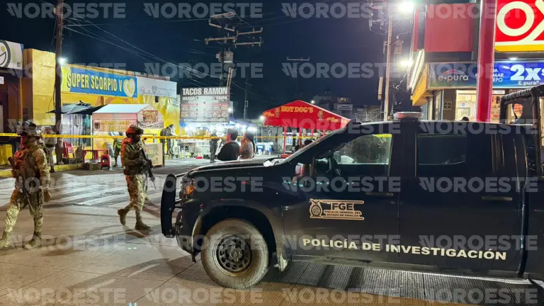 Elementos de seguridad se movilizaron a la zona del Malecón de Mazatlán tras el ataque armado contra un taquero.