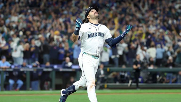 Eugenio Suárez batea jonrón con las bases llenas en la octava entrada.