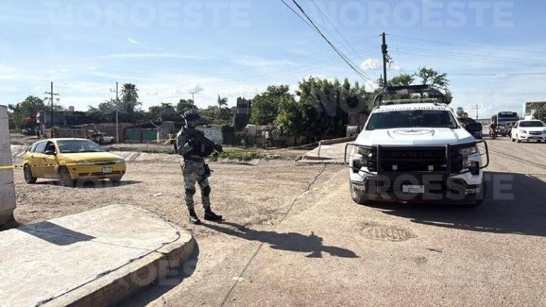 Una pareja que circulaba en un automóvil fue atacada a balazos en Villa Juárez, Navolato; el hombre resultó lesionado.