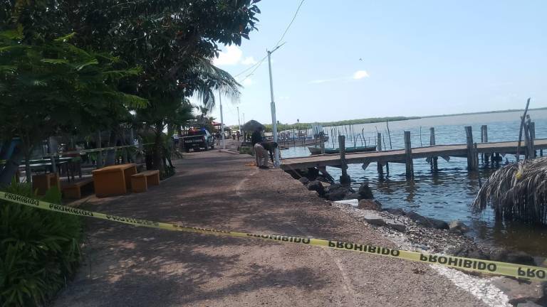 Autoridades resguardan el muelle del campo pesquero El Conchal tras la localización del cuerpo.