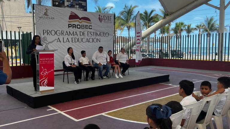 Entrega de apoyos en Mazatlán del Programa Estímulo a la Educación.