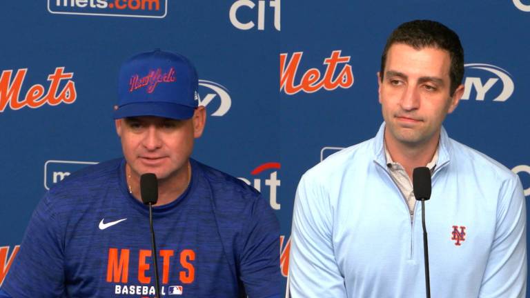 Mets despiden a Carlos Mendoza (izq.) tras una temporada para el olvido.