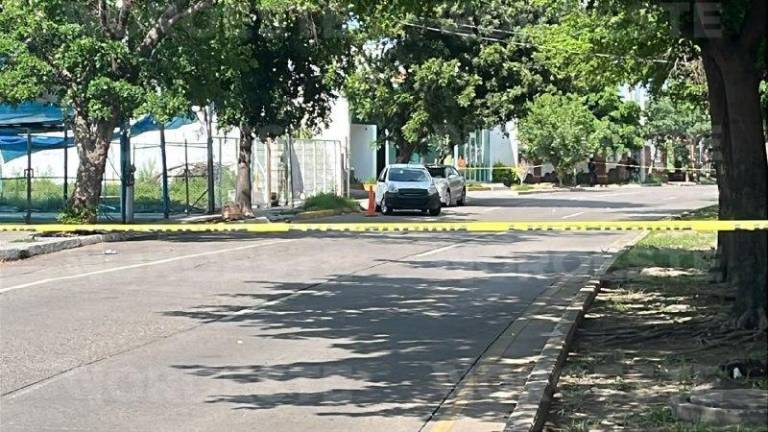 El conductor del Nissan March blanco quedó sin vida dentro del vehículo sobre el Malecón de Culiacán.