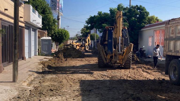 Autoridades municipales realizaron un recorrido de supervisión en la calle Manuel Capetillo, del fraccionamiento El Toreo.