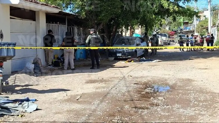 Autoridades realizan las diligencias correspondientes en el domicilio donde fue encontrado un hombre sin vida.