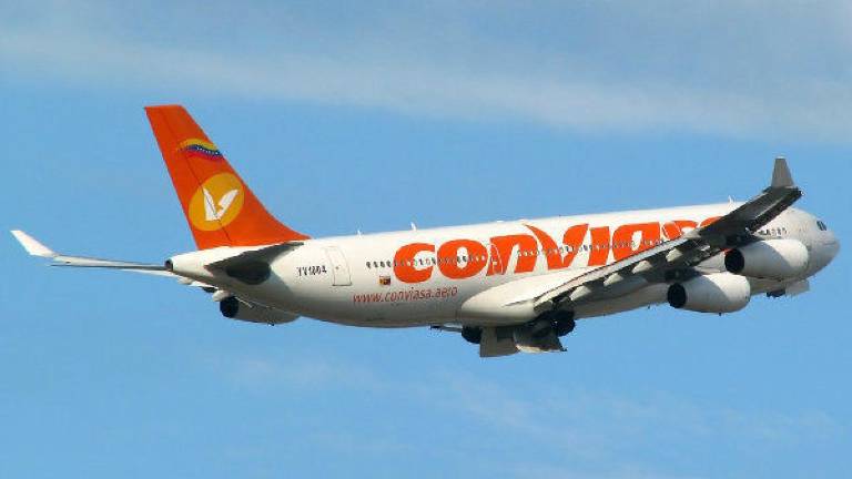 Trump declara el cierre total del espacio aéreo de Venezuela.