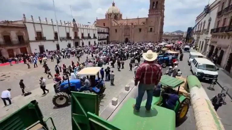 Este lunes, productores agrícolas, sindicatos y estudiantes marcharon en Zacatecas para exigir precios justos y mejores condiciones de compra para el frijol.