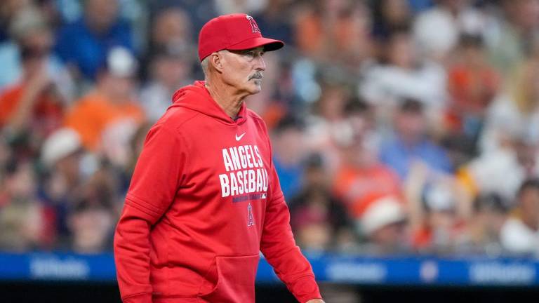 Mike Maddux ya no es más el coach de pitcheo de los Angelinos.