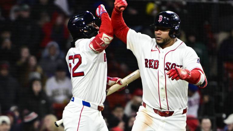 Willson Contreras disputa, junto a los Medias Rojas, serie en Fenway Park ante Cerveceros de Milwaukee.