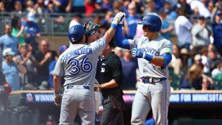 Brandon Valenzuela es felicitado por su jonrón.