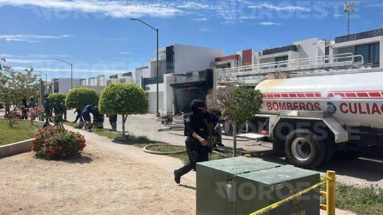 Una vivienda fue atacada a balazos e incendiada en el Fraccionamiento Portafe, en Culiacán.