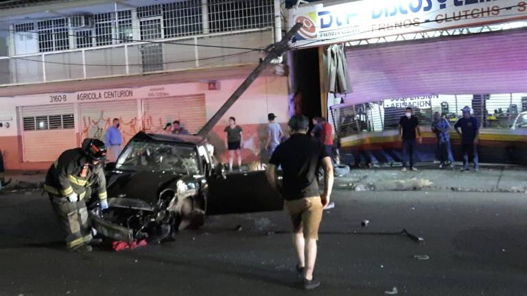 Cuatro jóvenes mujeres quedan lesionadas en Culiacán después de un aparatoso choque