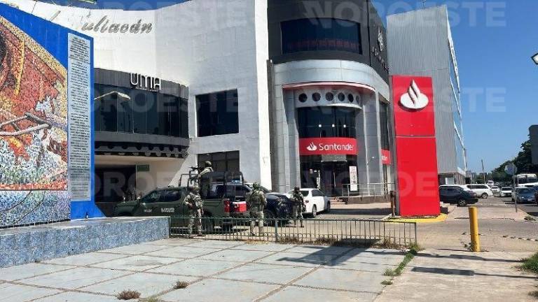 Elementos de seguridad acudieron a la plaza comercial del Desarrollo Urbano Tres Ríos tras el reporte