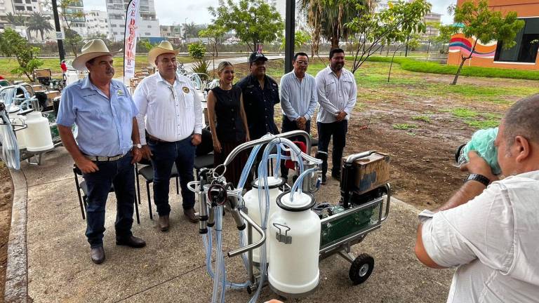 Junto a la Asociación Ganadera de Mazatlán, la Alcaldesa Estrella Palacios Domínguez se encargó de la entrega en un evento protocolario.