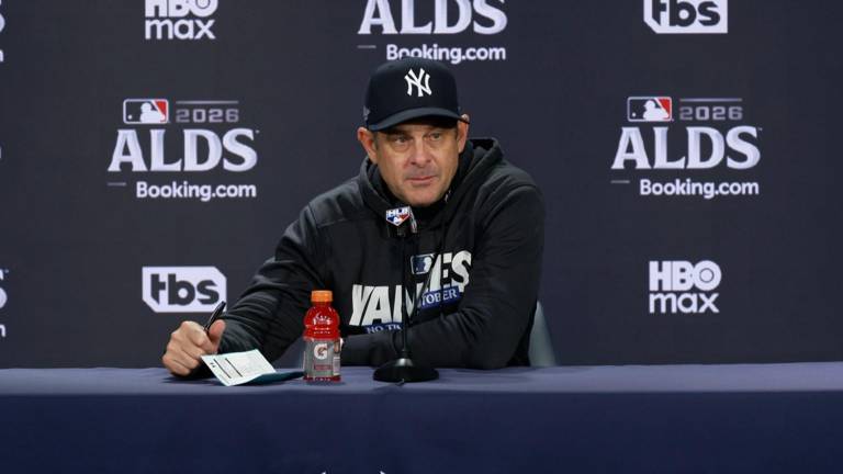 Aaron Boone permanecerá como mánager de los Yanquis.