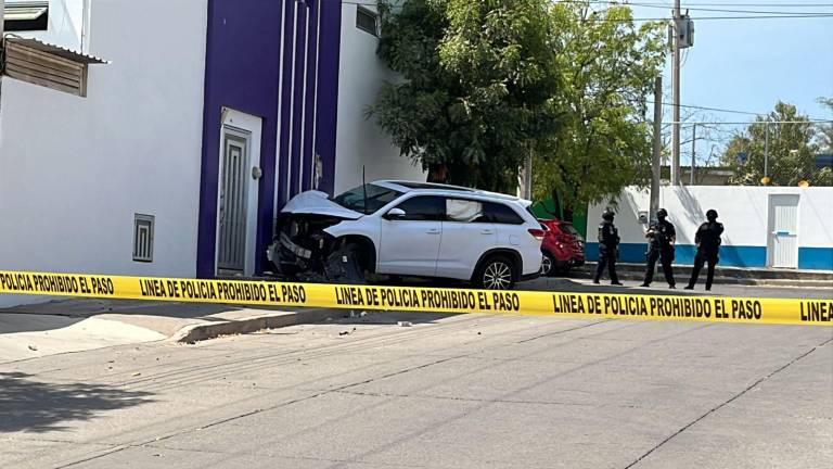 Una camioneta Toyota Highlander blanca, modelo reciente, fue asegurada por elementos policiales.