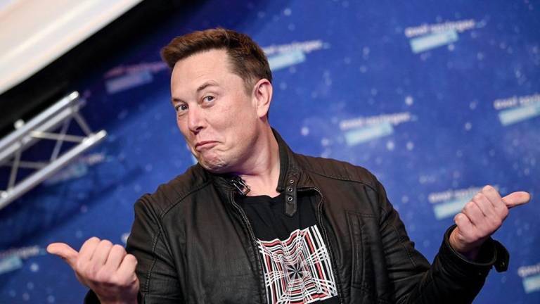 Elon Musk pone ‘en pausa’ compra de Twitter por usuarios falsos y spam