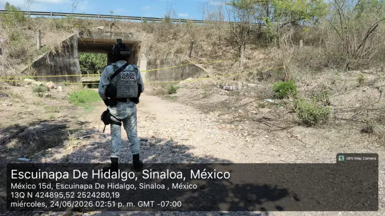 Hallan cuerpo de hombre con ropa táctica en autopista Mazatlán-Tepic
