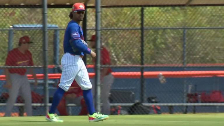 Francisco Lindor continúa con su preparación en el campo de prácticas de los Mets.