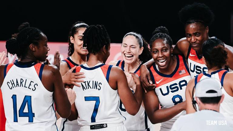 Estados Unidos celebra su oro en baloncesto femenil.