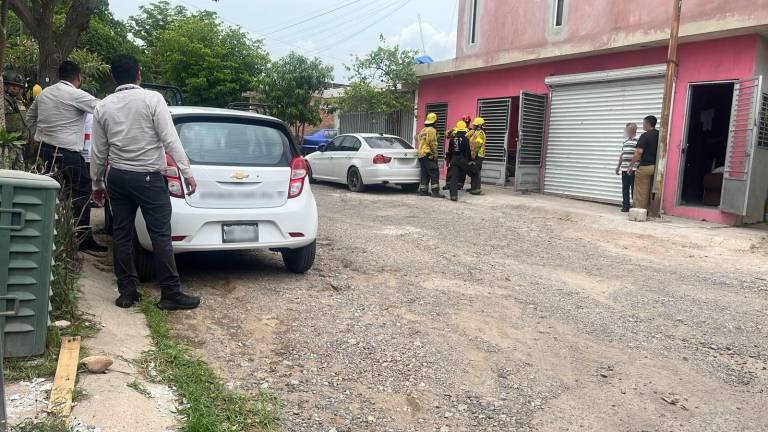 Elementos de Bomberos Culiacán rescataron el cuerpo del adulto mayor en Urbivillas del Roble.