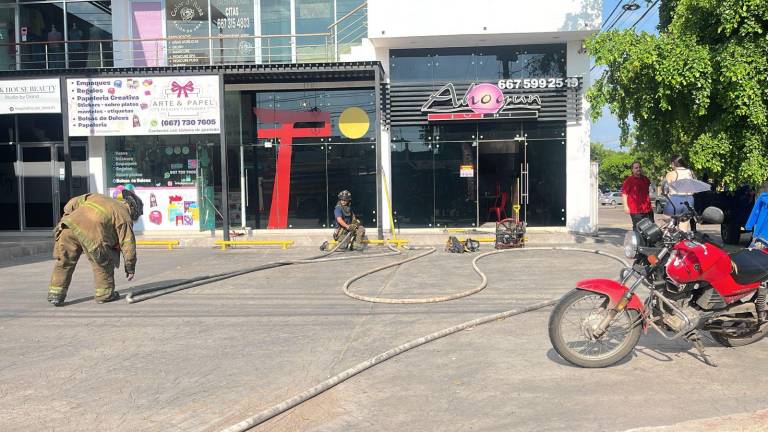 Elementos de Bomberos de Culiacán atendieron un conato de incendio en un establecimiento de sushi de la Colonia Los Huertos.