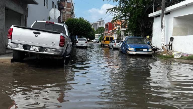 El desbordamiento del Arroyo Jabalines provocó inundaciones en vialidades y zonas bajas cercanas al Estero del Infiernillo.
